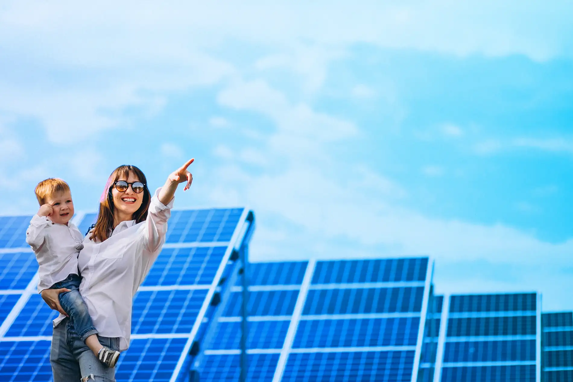 femme-enfant-panneaux-solaires-start-energy