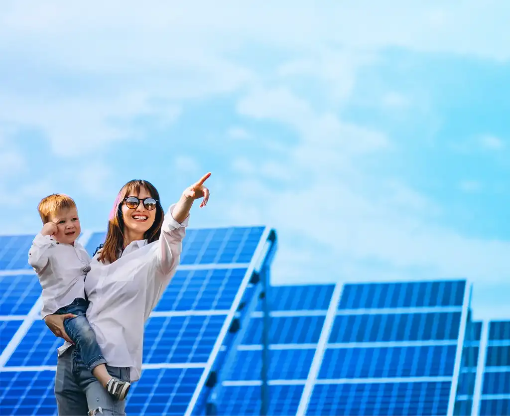 Femme et enfant devant des panneaux solaires. Fond pour la page d'accueil du site Autonomie éléctrique de Start Energy