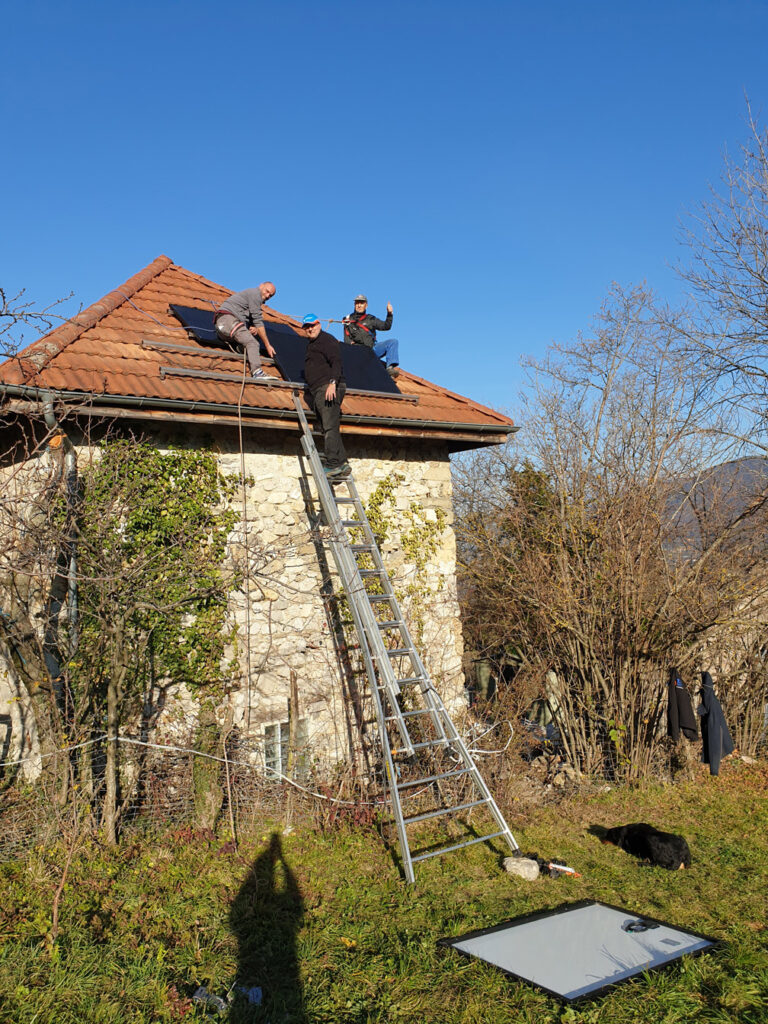 site isolé avec panneaux solaires