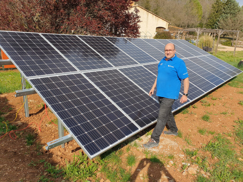 Georges Start Energy devantdes panneaux solaires installé dans un jardin