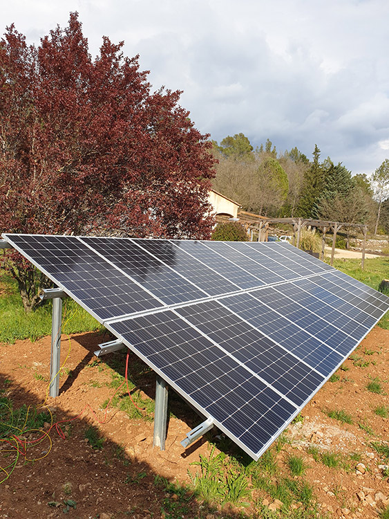 panneaux solaires dans le jardin