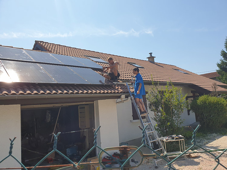 installation de panneaux solaires sur une maison